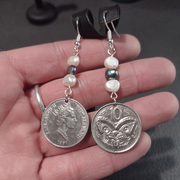 New Handmade 1997 New Zealand Queen Elizabeth II Pearl Accent Drop Hook Earrings - Picture 4 of 6